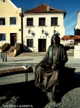 pomnik Mikoaja Kopernika w ryneczku we Fromborku