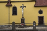 Krzyż przy kościele w Bystrzycy Kłodzkiej