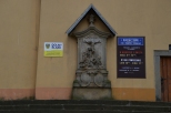 Chełmsko Śląskie - Epitafium przy wejściu do kościoła