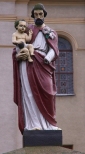 Figury świętych przed kościołem św. Wojciecha