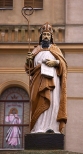 Figury świętych przed kościołem św. Wojciecha