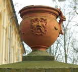 Dekoracyjna waza na murze okalającym kościół św. Wojciecha