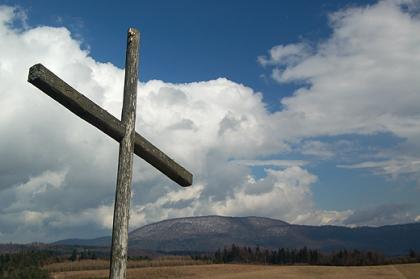 Drewniany krzyż na szczycie góry Łan wznoszącej się nad Tyliczem. W głębi Lackowa - najwyższy szczyt Beskidu Niskiego po stronie Polskiej. Beskid Niski/Sądecki