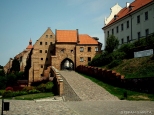 Brama Wodna i klasztor benedyktynek obecnie siedziba muzeum w Grudziądzu.