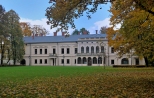 Jesień w żywieckim parku. W głębi neoklasycystyczny pałac Habsburgów z lat 1893-1895