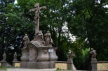 Krzeszw -  Grupa rzeb Ukrzyowanie na cmentarzu przy Bazylice
