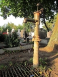 Stare rdo wody na cmentarzu