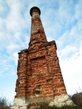Zabytkowy obelisk z Fajsawic