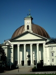 Bazylika Mniejsza pw.w.Wincentego a Paulo - wzniesiona w stylu neoklasycystycznym , wzorowana na rzymskim Panteonie.