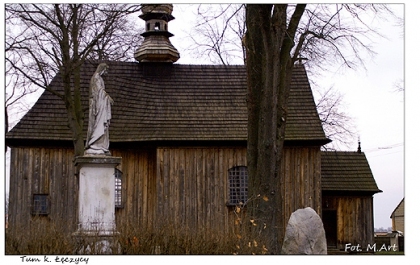 Tum - drewniany kościół p.w. św. Mikołaja z XVIII w.