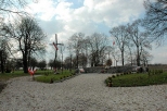 Byszów - pomnik martyrologii w parku podworskim