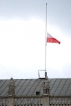 Flaga Polski opuszczona do poowy masztu na znak aoby. Warszawa 10 kwietnia 2010 r.