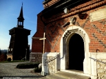 Kościół św. Małgorzaty w Raciborowicach 1460-1476 , kości i herb Wieniawa  głowa żubra Jana Długosza nad wejściem bocznym do kościoła w tle dzwonnica przy kościele - wolnostojąca.