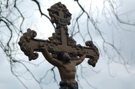 Smolnik - ozdobny żeliwny krzyż nieopodal cerkwi. Bieszczady