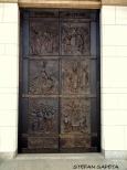 Jedne z trzech odlanych w brzie drzwi przedstawiajce sceny z ycia Jana Pawa II w kociele w.Jana Pawa II w krakowskich agiewnikach.