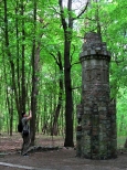 Pomnik-obelisk w lesie