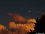 Pełnia księżyca przy zachodzie słońca