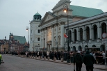 Krakowskie Przedmieście 14 kwietnia w kolejce do trumien Pary Prezydenckiej.