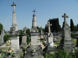 Charakterystyczne nagrobki na miejscowym cmentarzu