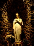 Grota z figurą Matki Bożej przy kościele farnym