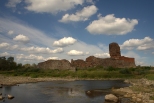 Ruiny zamku w Bobrownikach ok.polowy XIVw.
