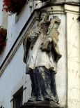 Barokowa figura św. Jana Nepomucena przy miejskim ratuszu