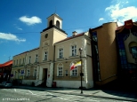 Ratusz klasycystyczny wzniesiony w latach 1822-1823r. Obok znajduje się nowy ratusz oddany do użytku w 1998r. - Łomża