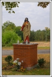 Pogorzelica - odnowiona figura Jezusa przy drodze do kościoła