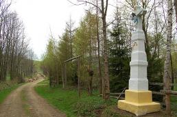 W Bystrem oraz Michniowcu zachowało się aż 19 krzyży przydrożnych, wykonanych w całości z piaskowca, z których największe sięgają nawet 4,5 m. Bieszczady