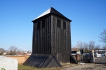 Drewniana kwadratowa dzwonnica z XVIII w. w Kodawie.