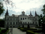Pałac w Tarce wzniesiony w 1871r. dla rodziny Ostrorogów-Gorzeńskich , obecnie hotel i restauracja.