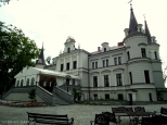 Pałac w Tarce wzniesiony w 1871r. dla rodziny Ostrorogów-Gorzeńskich , obecnie hotel i restauracja.