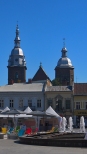 Nowy Sącz. Widok z rynku na wieże bazyliki.