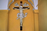 Prószków - Zamek, krzyż przy bramie wejściowej