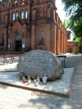 Kamień pamiątkowy przed kościołem