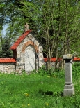 Pozostaoci po dawnym przykocielnym cmentarzu