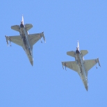 Para F-16 przed lądowaniem