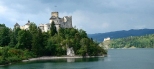 Zamek Niedzica w oddali zamek Czorsztyn