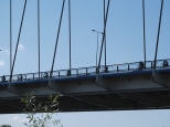 Rowerzyści przez most