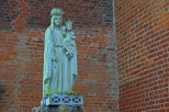 Wolin - Figura przed kościołem  św. Mikołaja