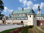 Kościół i klasztor bernardynów.