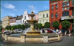 Fragment rynku w Chojnicach z widokiem na fontann
