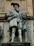 fragment detalu na budynku bramnym Zamku Piastw lskich w Brzegu przedstawiajcy kamienne posgi Jerzego II