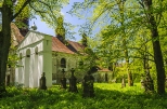 cerkiew w Króliku Wołoskim z dzwonnicą i cmentarzem przycerkiewnym