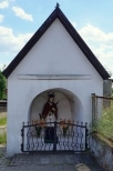 Kapliczka z drewnian polichromowan figur Jana Nepomucena w Cieszowej pol.XIXw.
