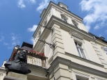Popiersie Martina Opitza na budynku hotelowym, ul. Opitza