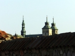 Widok na wieże kolegiaty z kompleksu klasztornego bernardynów