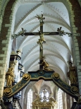 Krucyfiks w zwieczeniu prezbiterium. Kazimierski koci Boego Ciaa