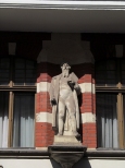 Gutenberg na fasadzie kamienicy
