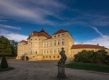 Późnobarokowy pałac Kazimierza Raczyńskiego w Rogalinie, jedna z turystycznych wizytówek Wielkopolski.